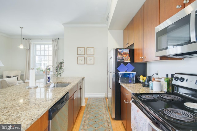 kitchen featuring crown molding, light hardwood / wood-style floors, stainless steel appliances, and sink