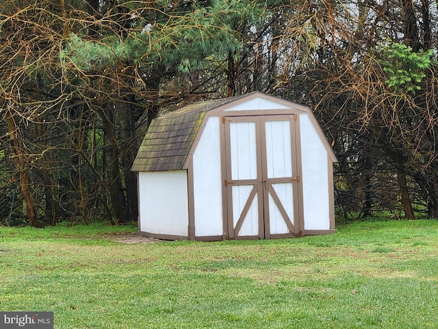 view of outdoor structure featuring a yard