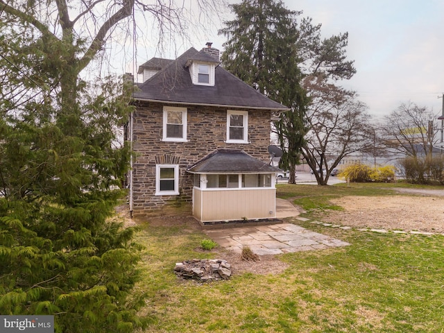 back of house featuring a lawn