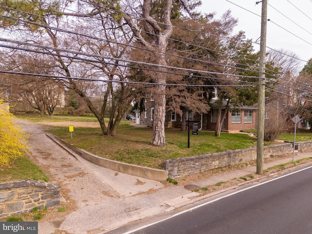 view of front of house with a front yard