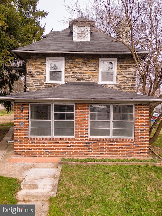 view of front of house with a front lawn