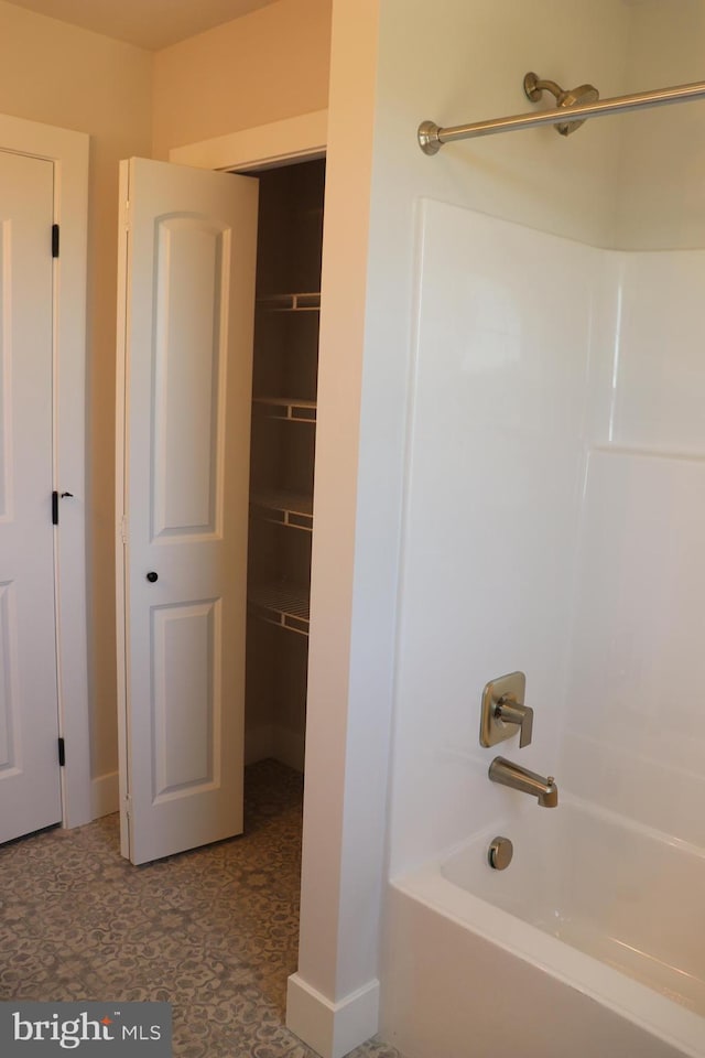 full bath featuring shower / washtub combination and a closet