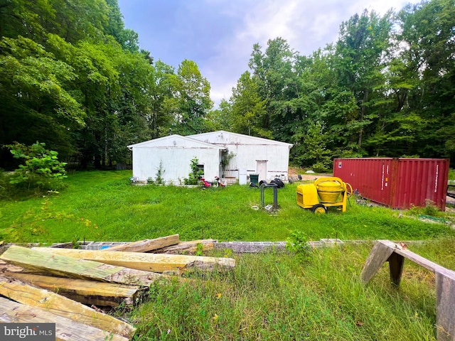 view of yard with an outdoor structure