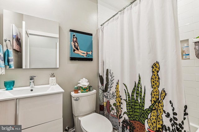 full bathroom featuring toilet, shower / tub combo with curtain, and vanity