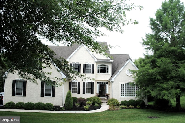 view of front of house with a front lawn