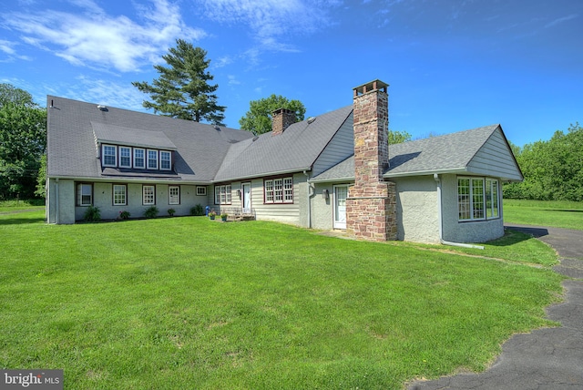 view of front of house with a front lawn