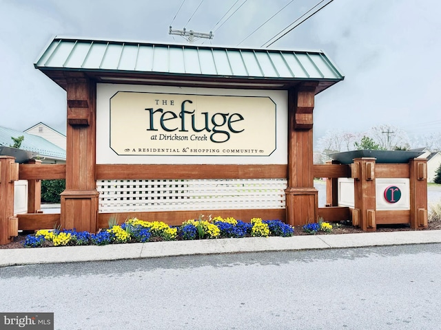 view of community / neighborhood sign