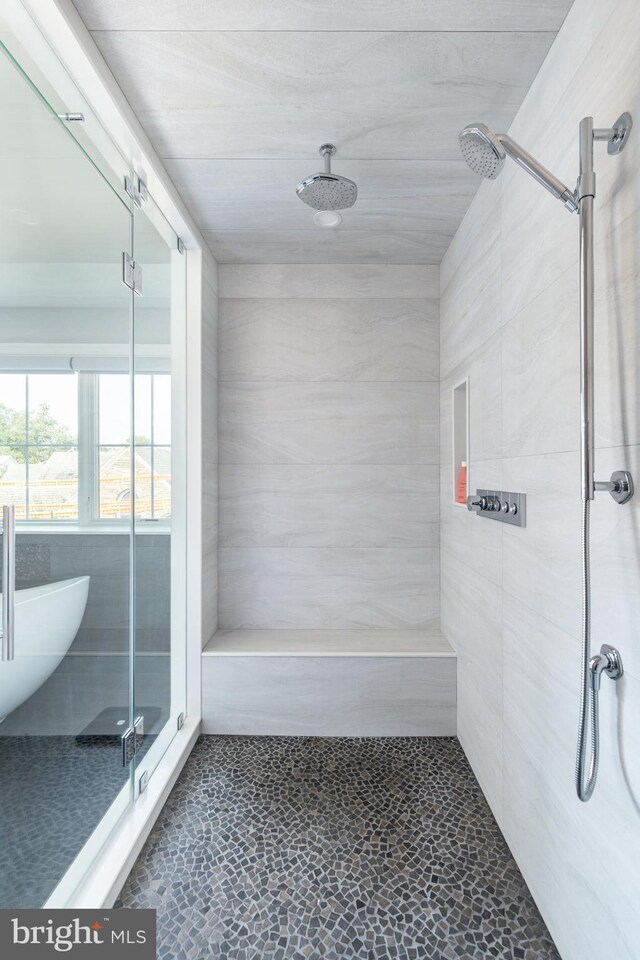 bathroom featuring a tile shower