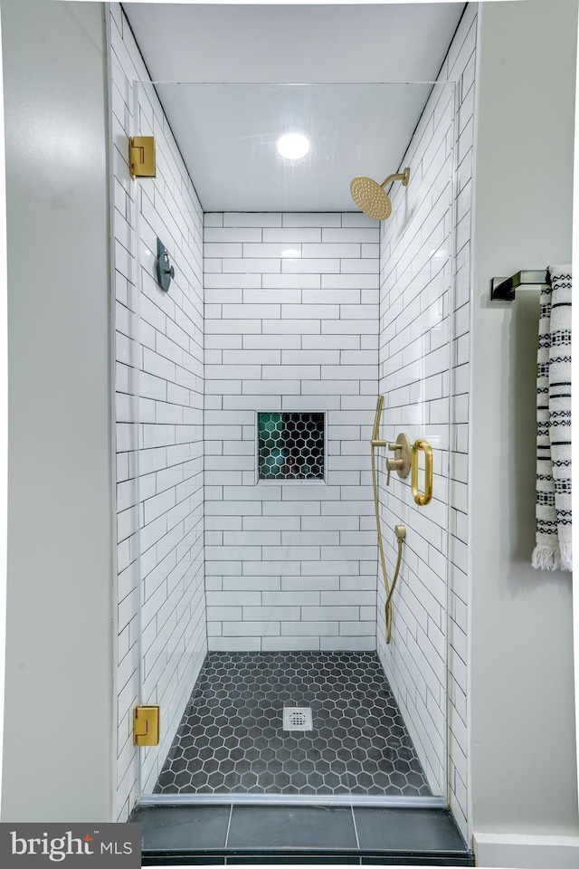 bathroom featuring a tile shower