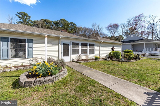 single story home with a front lawn