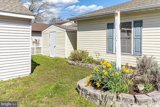 view of yard with a storage unit