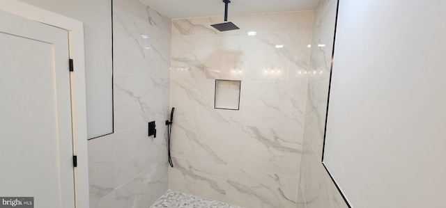 bathroom featuring a tile shower