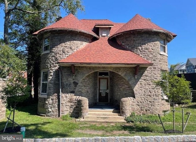 view of front of house with a front lawn