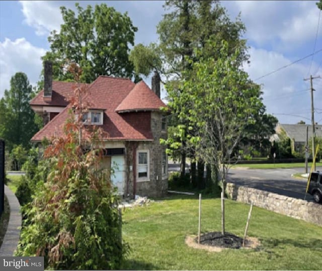 view of front of house with a front yard