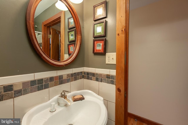 bathroom featuring sink