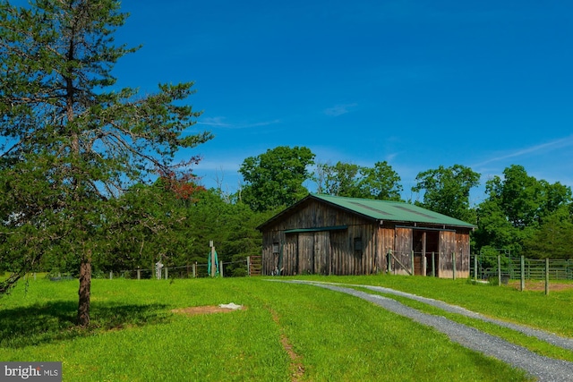 view of yard featuring an outbuilding