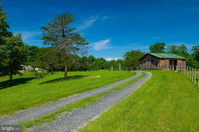 view of yard with an outdoor structure