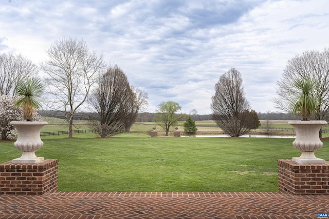 view of yard featuring a rural view