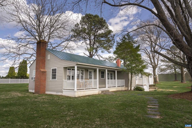 view of front of house with covered porch and a front yard