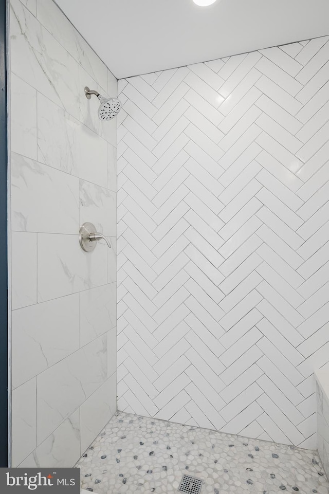 bathroom featuring tiled shower