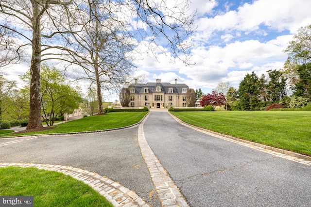 view of front of home featuring a front lawn