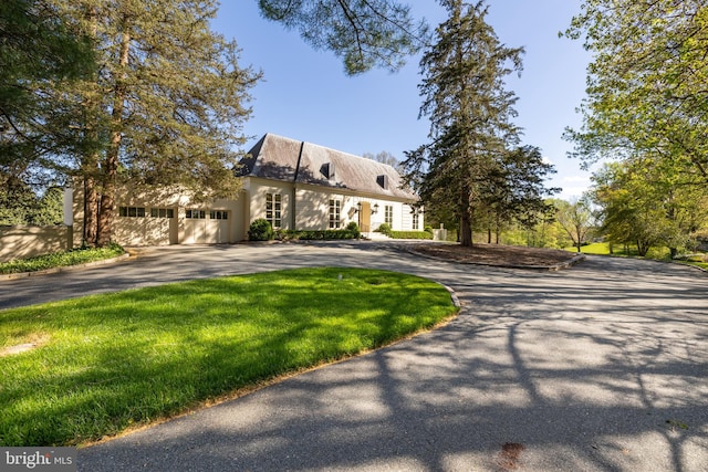 view of front of property featuring a garage and a front yard