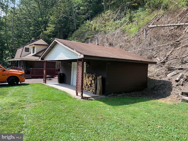 view of front of house featuring a front lawn