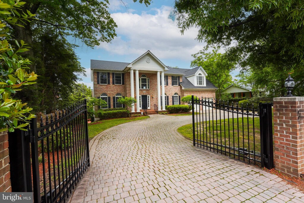 1702 S Arlington Ridge Rd, Arlington, VA 22202 - greek revival house with a front lawn