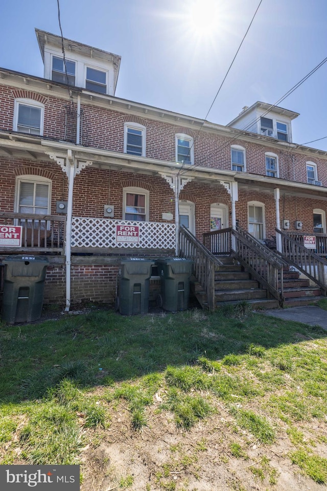 view of front of property with a front lawn and a porch