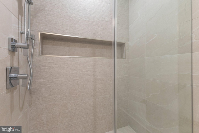 bathroom featuring a tile shower