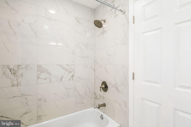 bathroom featuring tiled shower / bath