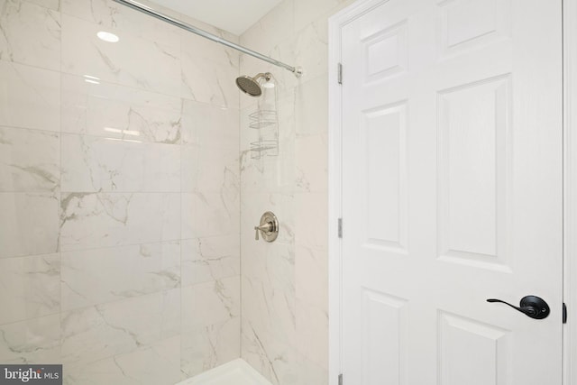 bathroom featuring tiled shower