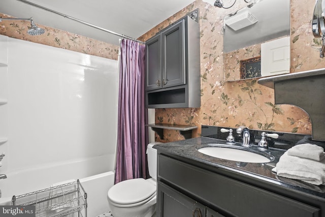 full bathroom featuring shower / bath combo with shower curtain, toilet, and large vanity