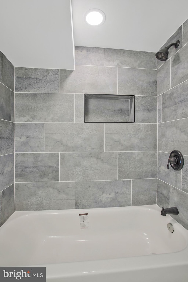 bathroom with tiled shower / bath