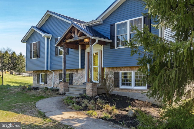 view of front of property with a front lawn