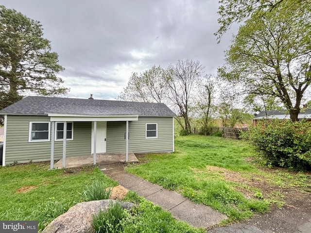 view of front of home with a front lawn