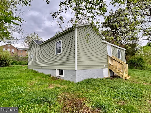 view of side of property featuring a yard