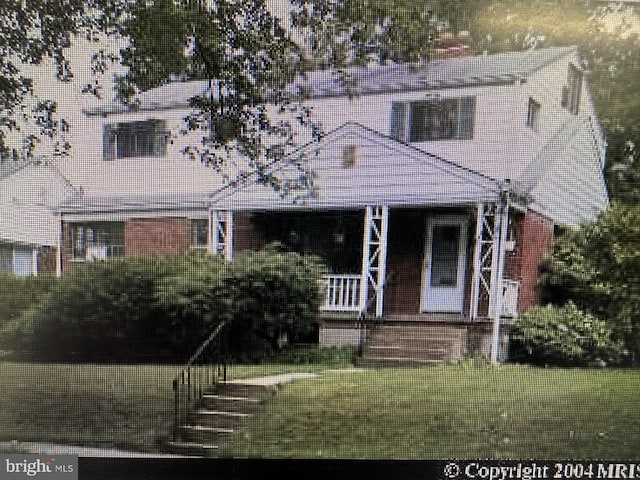 view of front of home featuring a front yard and covered porch