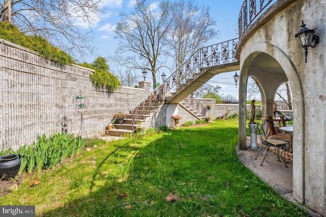 view of yard featuring a patio area