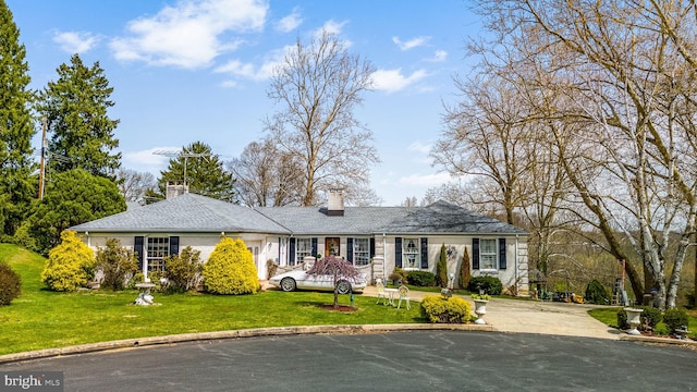 single story home with a front lawn