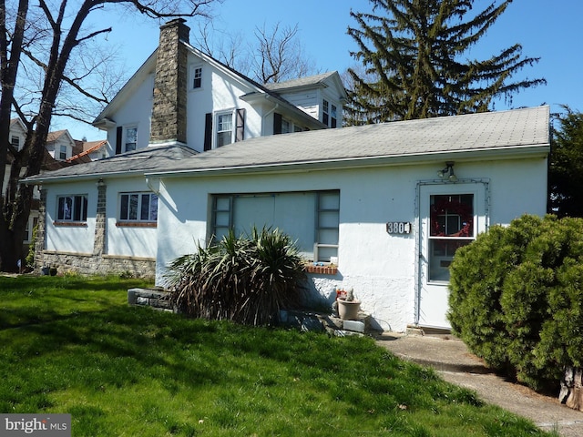 view of front of property with a front yard