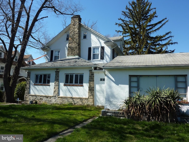 view of front of home featuring a front yard