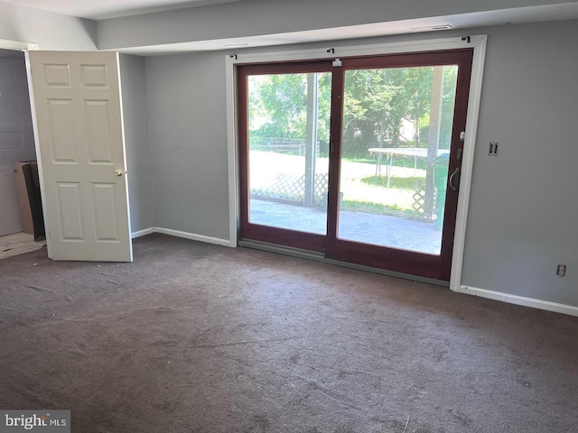 unfurnished room featuring carpet