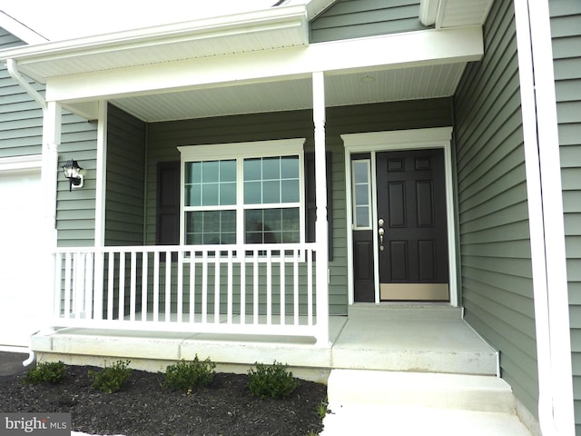 entrance to property featuring covered porch