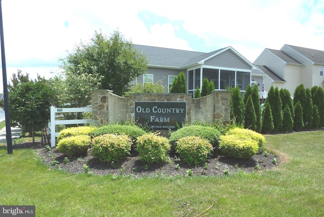 community / neighborhood sign featuring a yard