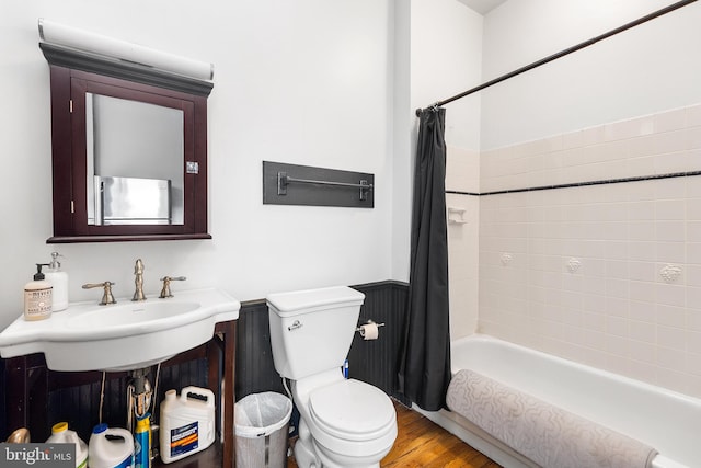 full bathroom with wood-type flooring, toilet, vanity, and shower / tub combo