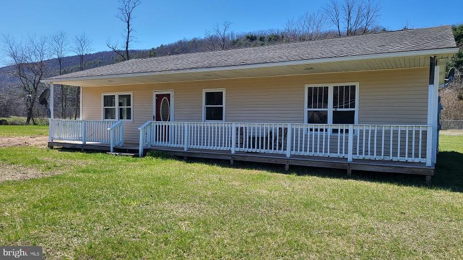 view of front of house featuring a front yard