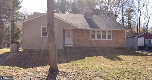 view of front of property featuring a front lawn