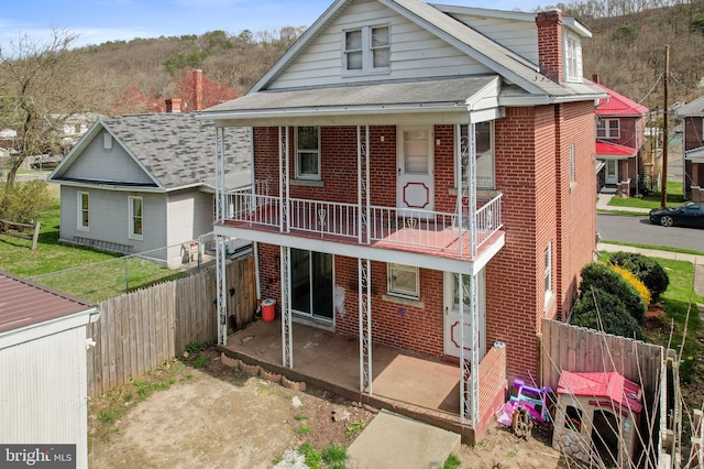 view of front of home featuring a balcony