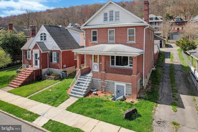 view of front of property with a front yard